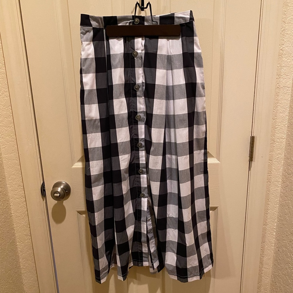 Who What Wear black and white plaid maxi skirt with button front. Size 2.